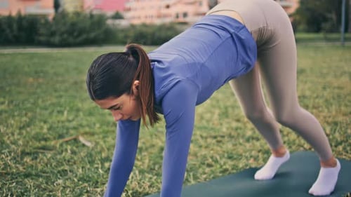Yogi Girl fait une pose de chat au Green Park Fitness Femme exécutant des asanas