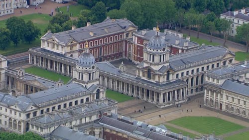 Zoom aéreo lento do campus e dos edifícios da Universidade de Greenwich