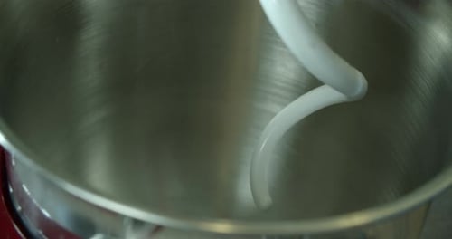 Nahaufnahme von Mehl, das in eine Schüssel mit zu mischenden Zutaten gegeben wird.