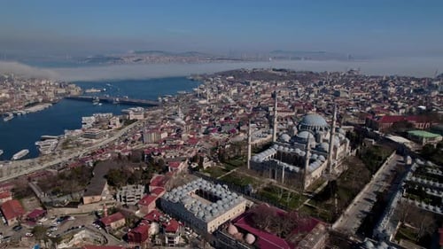 Luftaufnahme der historischen Moschee, des Goldenen Horns und der Stadtbrücke in Istanbul