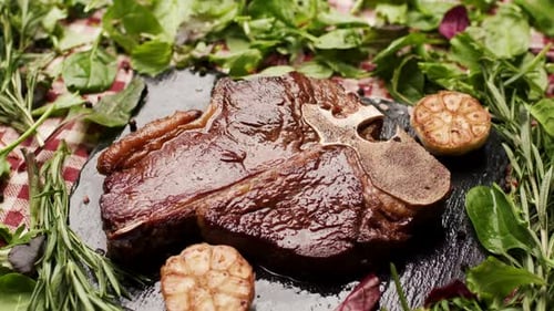 Gegrilltes TBone-Rindersteak mit viel Grün