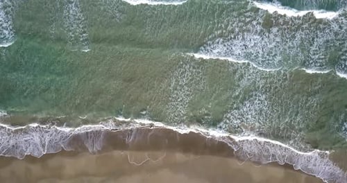 Olas del mar y vuelo a una playa vacía
