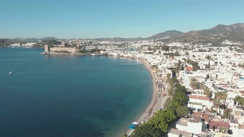 4K-Drohnenaufnahmen aus der Luft, die über die Küste der Stadt Bodrum in der Türkei fliegen.