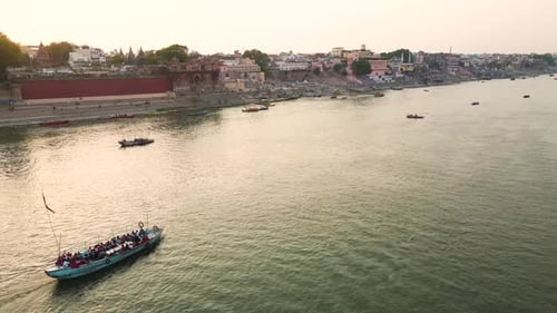 Vista aérea panorâmica de Banaras, o rio Ganga passando por seus icônicos ghats e templos.