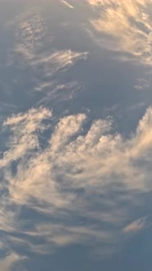 Timelapse : cumulus moelleux se déplaçant dans un ciel lumineux au coucher du soleil, nature aérienne abstraite, océan d'été