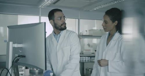 Los científicos se reúnen en el laboratorio y analizan los resultados de las pruebas
