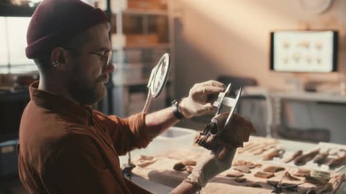 Investigador midiendo el cráneo humano con un calibrador en el laboratorio de arqueología