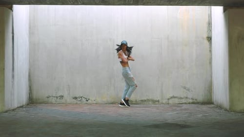 Mulher, dança urbana e artista de rua de hip hop se apresentam em energia, liberdade