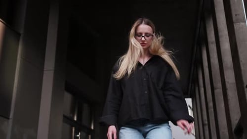 Junge kaukasische schöne Geschäftsfrauen, die es eilig haben, auf der Treppe zu gehen, schauen sich die Uhr Running City Female an