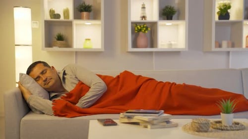 Hombre sonriendo mientras duerme.