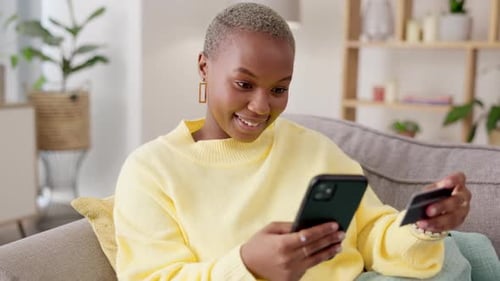 Schwarze Frau, Smartphone- und Kreditkartenzahlung, E-Commerce und Online-Shopping