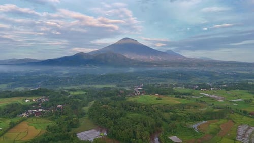 Luftaufnahme einer wunderschönen grünen Landschaft und eines Berghintergrunds