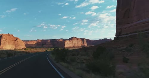 4K UHD DJI Gimbal Footage, gefilmt auf der Straße von einem Auto des berühmten Wahrzeichens Arches National Park aus