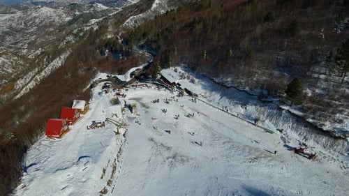 Die Skistation liegt inmitten schneebedeckter Berge und lädt Outdoor-Enthusiasten ein, im kalten Meer zu schwelgen