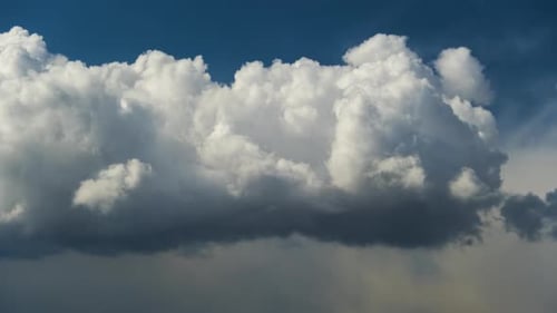 Timelapse de nuvens tempestuosas de cumulus se formando antes da tempestade no céu escuro se movendo e mudando