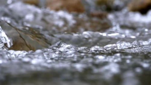 Klarer Bach, der durch Steinblöcke fließt Reichhaltiger Fluss, der in Zeitlupe fließt. Wilder Gebirgsbach