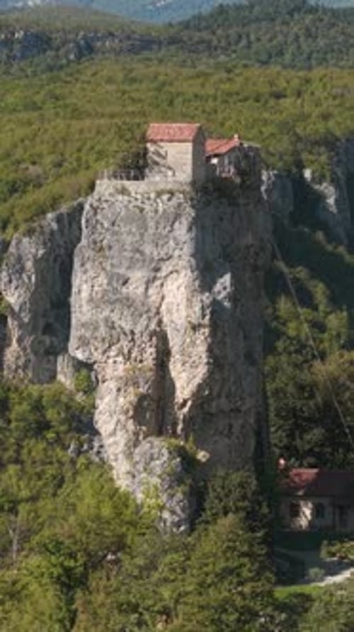 Vista aérea del monasterio del pilar de Katskhi en Georgia