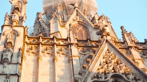 Blick über die Architekturfassade der Kathedrale von Barcelona; Catedral de Barcelona, Katalonien, Spanien;