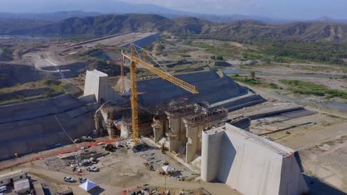 Luftbild der Baustelle des Monte Grande-Staudamms an einem sonnigen Tag in Barahona, Dominikanische Republik