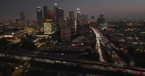 eine Stadt bei Nacht mit vielen Autos und Gebäuden