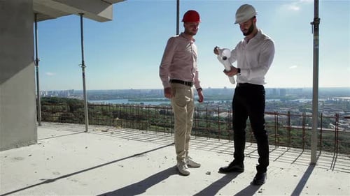 Dois construtores se encontram no prédio em construção