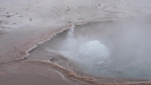 Geothermische Quellen Vulkanisches Terrain Isländische Landschaft Kochendes Wasser in heißen Quellen Erdtextur