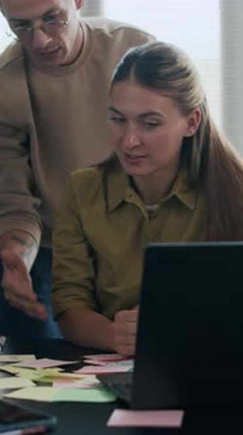 Des étudiants universitaires diversifiés travaillent ensemble sur un projet collaboratif en classe