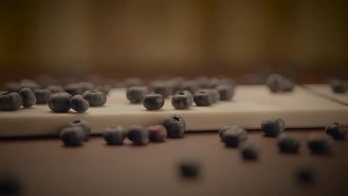 Ernährung mit frischen reifen Blaubeeren und Früchten auf Holztischhintergrund