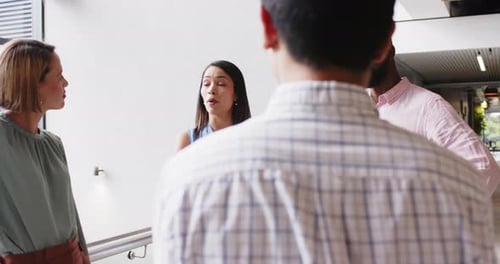 Discuter des détails du projet, équipe commerciale diversifiée collaborant dans un bureau moderne