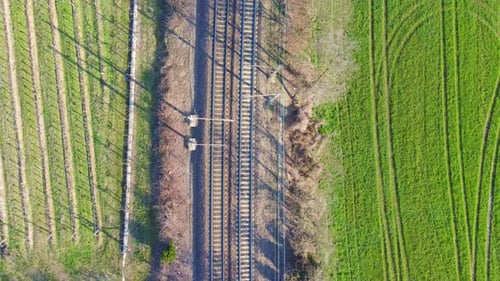 4K-Drohnenaufnahmen eines Güterzuges in Bewegung, die Logistik, Gütertransport und Industrie zeigen