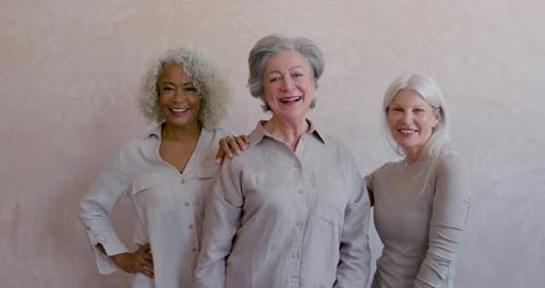 Retrato de tres amigas mayores mirando a la cámara