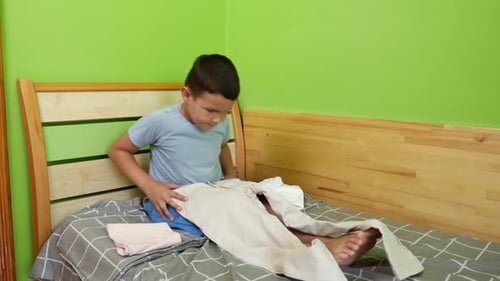 56 h. El niño dobla cuidadosamente su ropa. Deberes. Lavar, planchar y doblar la ropa.