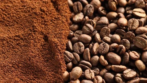Aromatischer gemahlener Kaffee und Bohnen, Nahaufnahme