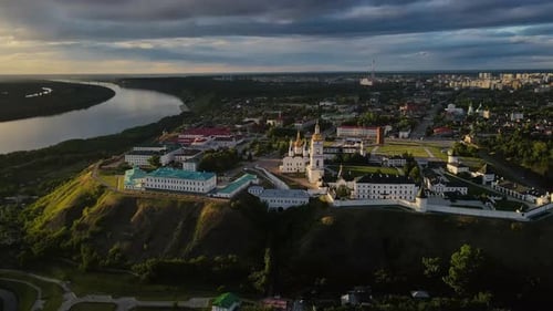 Vista aérea del Kremlin de Tobolsk a orillas del río Irtysh
