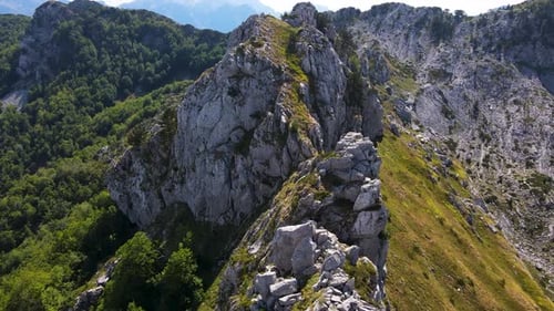 Drone aérien du parc national de Theth en Albanie 1.mp4