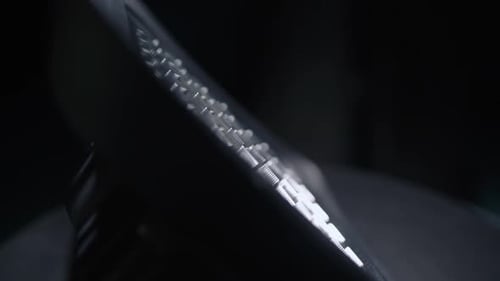 Moderner LED-Projektor mit Sechseckmuster im Studio