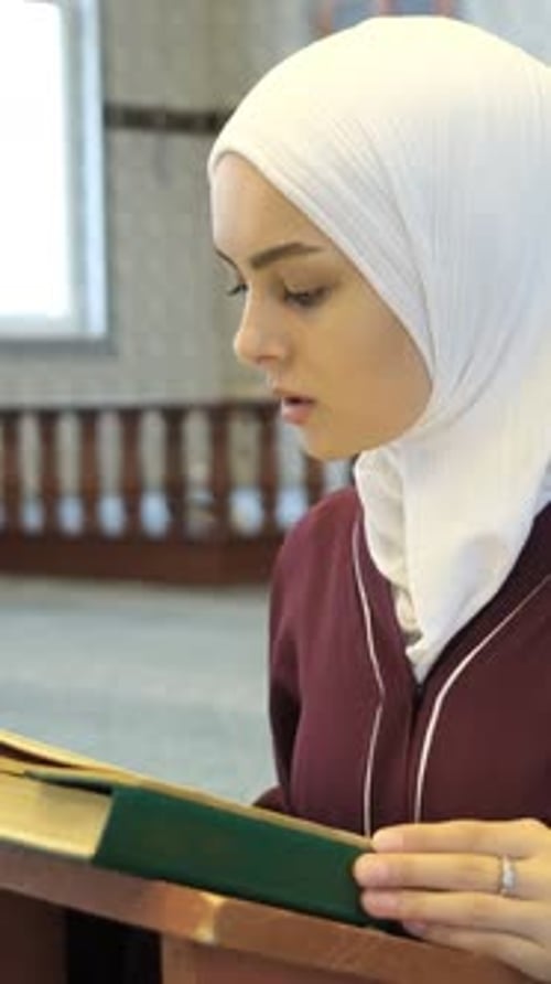Mädchen betet den Koran