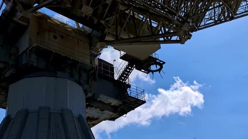 Grande structure de télescope en métal avec des détails industriels sur fond de ciel bleu vif