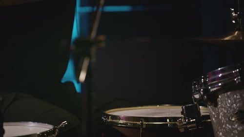 Ein junger kaukasischer Schlagzeuger spielt in einem Musikstudio
