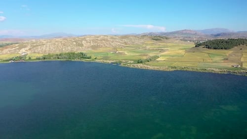 Vue aérienne des terres agricoles et des collines verdoyantes de Blue Lake