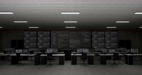 Código de programação em vários monitores e desktops mostrando o banco de dados em um centro de controle e segurança