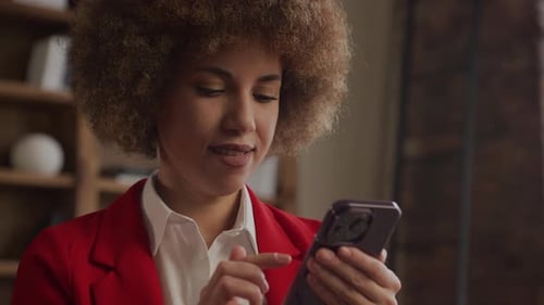 Femme d'affaires engagée interagissant avec un smartphone