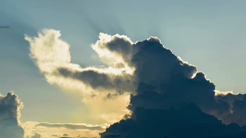 Des vues époustouflantes sur le soleil qui brille à travers les nuages et le ciel dynamique.