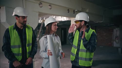 Una supervisora caucásica frustrada e irritada habla de regañar a los hombres constructores en la construcción