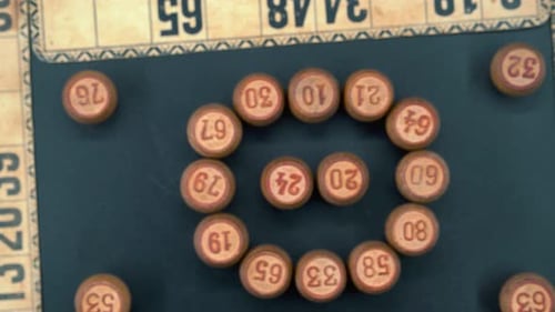 Gros plan créatif, zoom fluide, prise d'en haut d'un bingo, tonneaux en bois dans un cercle, figure boisée
