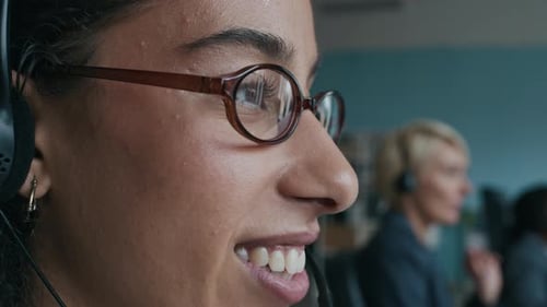 Operator Answering Questions of Online Client about Quality of Service