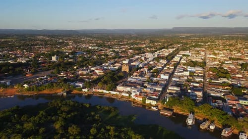 Vista aérea de la ciudad de Cáceres en Mato Grosso por el río Paraguay Brasil