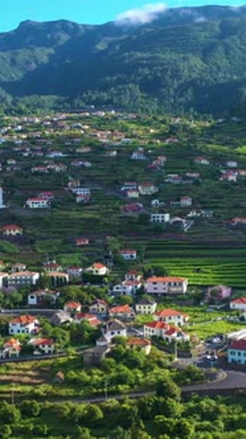 Grünes Tal und Berge, Sao Vicente, Madeira, Portugal, Drohnenaufnahme aus der Luft, vertikales Video