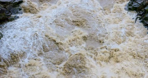 Rauschender Wasserfall mit starker Strömung und spritzendem Schaum