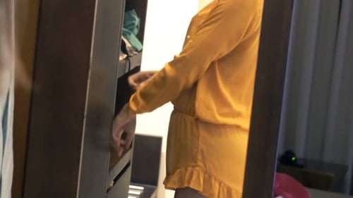 Mulher experimentando roupas no vestiário na loja